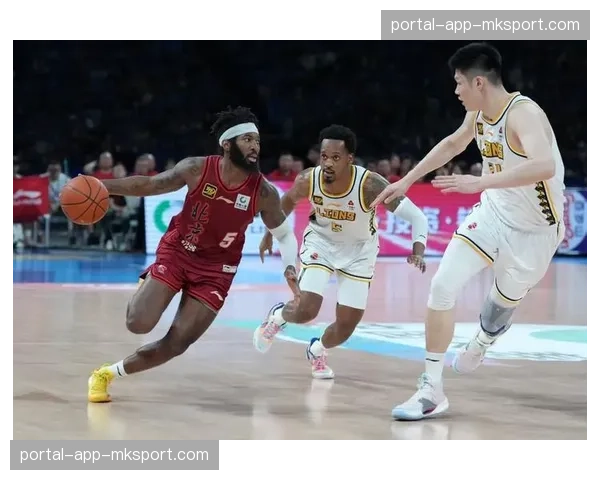 广厦男篮总决赛0-4落败，球迷场外高举加油牌坚守支持